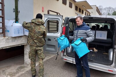 Organizacje pomocowe przekazują artykuły pomocowe na potrzeby migrantów