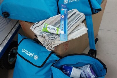 Organizacje pomocowe przekazują artykuły pomocowe na potrzeby migrantów