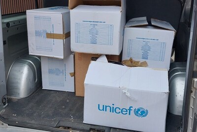 Organizacje pomocowe przekazują artykuły pomocowe na potrzeby migrantów