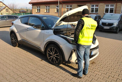 Funkcjonariusz SG zabezpiecza toyotę 