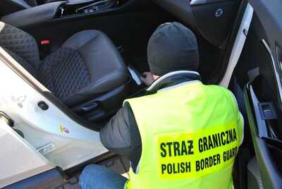 Funkcjonariusz SG zabezpiecza toyotę 