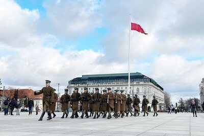 Uroczysta zmiana warty przed Grobem Nieznanego Żołnierza 