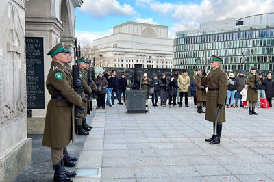 Uroczysta zmiana warty przed Grobem Nieznanego Żołnierza 