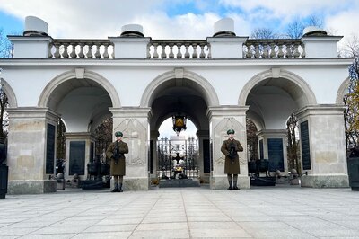 Uroczysta zmiana warty przed Grobem Nieznanego Żołnierza 