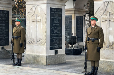 Uroczysta zmiana warty przed Grobem Nieznanego Żołnierza 