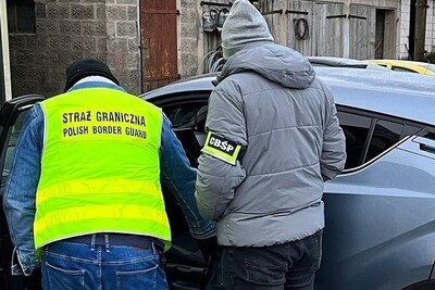 Funkcjonariusze zabezpieczają auto 