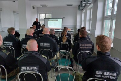 Funkcjonariusze z Podlaskiego Oddziału SG szkolą się z zakresu udzielania pierwszej pomocy osobom w hipotermii 