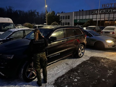 Funkcjonariuszka SG zabezpiecza jeepa