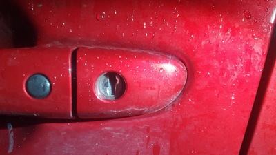 Uszkodzony zamek w zabezpieczonym samochodzie 