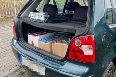 Papierosy bez akcyzy w aucie zaparkowanym na prywatnej posesji 