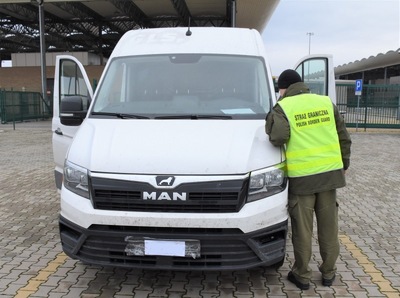 Funkcjonariusz SG zabezpiecza auto 