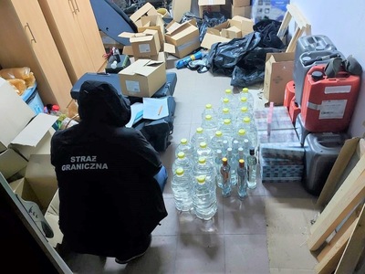 Funkcjonariusz SG zabezpiecza nielegalny towar 
