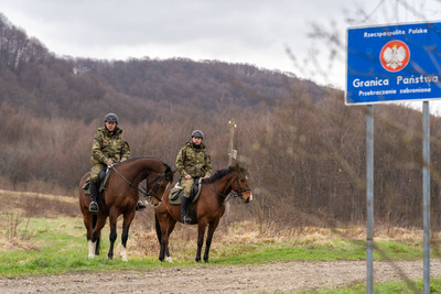 Funkcjonariusze Straży Granicznej w trakcie służby 