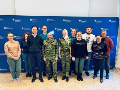 Zdjęcie pamiątkowe funkcjonariuszy prowadzących szkolenie z kursantami 