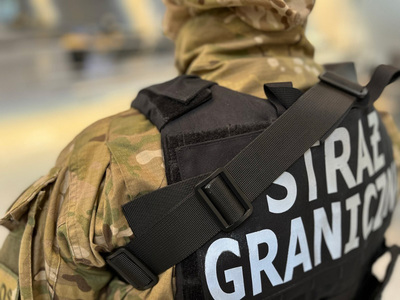 funkcjonariusz Zespołu Interwencji Specjalnych w kamizelce z napisem Straż Graniczna