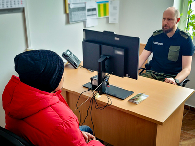 funkcjonariusz SG prowadzący czynności służbowe oraz osoba zatrzymana 