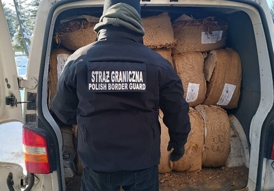 Funkcjonariusz SG zabezpiecza nielegalny towar 
