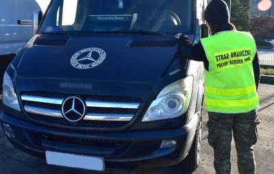 Funkcjonariusz SG zabezpiecza mercedesa 