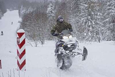 Funkcjonariusz SG w czasie szkolenia w ekstremalnych warunkach w Bieszczadach 
