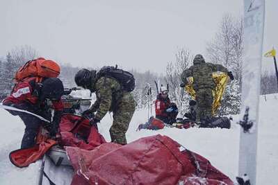 Funkcjonariusze SG w czasie szkolenia w ekstremalnych warunkach w Bieszczadach 