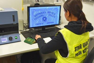 Funkcjonariuszka SG zabezpiecza dokumenty 