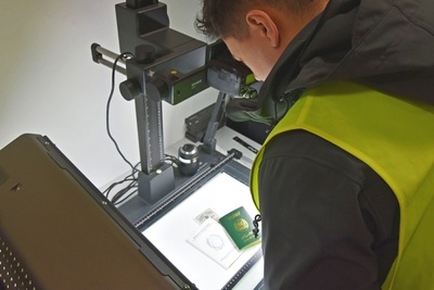 Funkcjonariusz SG zabezpiecza dokumenty 