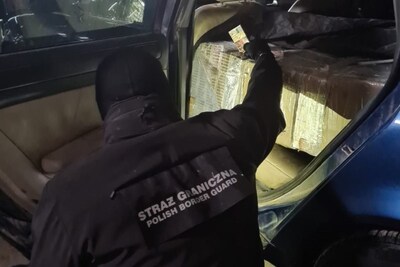Funkcjonariusz SG zabezpiecza nielegalny towar