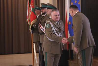 Komendant Główny SG gen. bryg. SG Robert Bagan dziękuje gen. bryg. SG Jackowi Bajgerowi za profesjonalną służbę w formacji 