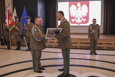 Komendant Główny SG gen. bryg. SG Robert Bagan dziękuje gen. bryg. SG Jackowi Bajgerowi za profesjonalną służbę w formacji 