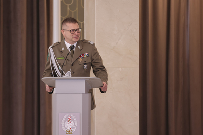 Gen. bryg. SG T. Michalski przemawia w czasie uroczystości przejęcia obowiązków przez nowego Zastępcę Komendanta Głównego SG 