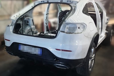 Zabezpieczone, częściowo już zdemontowane, auto 