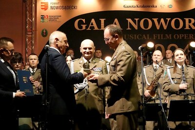 Złote Jabłko Sądeckie dla Orkiestry Reprezentacyjnej Straży Granicznej odbierają Komendant Karpackiego Oddziału SG gen. bryg. SG S. Laciuga i Naczelnik Orkiestry Reprezentacyjnej SG ppłk SG L. Mieczkowski 
