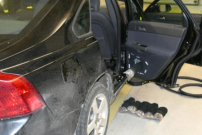 skrytka w aucie oraz ujawniony towar 