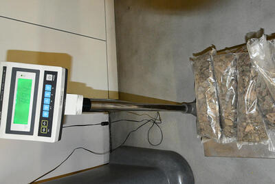 bursztyn w przeźroczystych workach foliowych, umieszczony na wadze, wyświetlającej cyfrę 8.94 