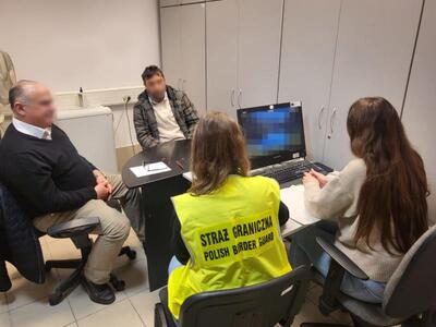 Jeden z cudzoziemców w trakcie składania wyjaśnień, tuż po zatrzymaniu przez funkcjonariuszy SG 