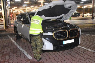 Funkcjonariusz SG zabezpiecza BMWXM 