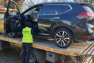 Funkcjonariusz SG zabezpiecza auto 