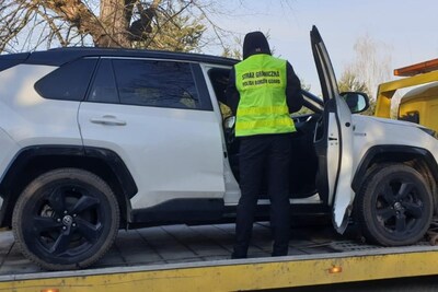 Funkcjonariusz SG zabezpiecza auto 