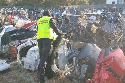 Funkcjonariusz SG zabezpiecza części samochodowe, pochodzące z paserstwa 