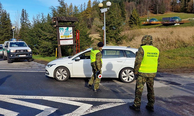 funkcjonariusze SG podczas kontroli drogowej 