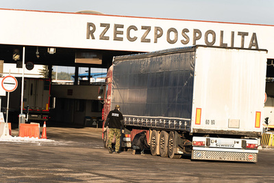 Kontrola pojazdu ciężarowego na granicy. 