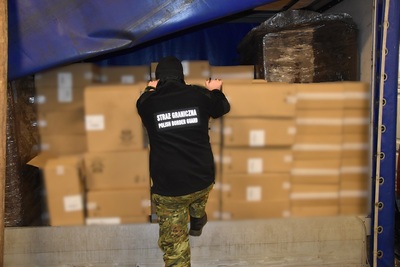 Funkcjonariusz SG oraz zatrzymany towar. 