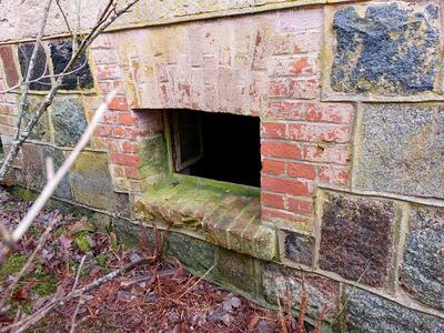 Okno w piwnicy, przez które próbowali zbiec zatrzymani na gorącym uczynku złodzieje 