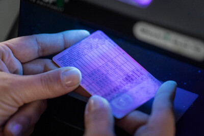 Funkcjonariusz SG kontroluje prawo jazdy 