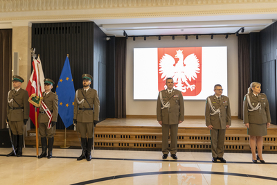 Komendant Główny SG i jego zastępcy, w obecności pocztu sztandarowego KGSG, w czasie uroczystej zbiórki z okazji Dnia Służby Cywilnej 