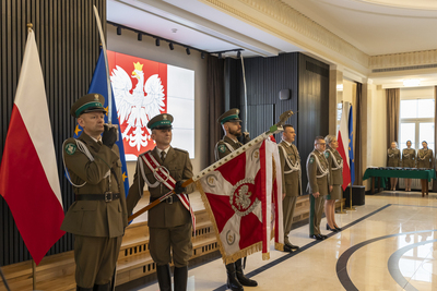 Komendant Główny SG i jego zastępcy, w obecności pocztu sztandarowego KGSG, w czasie uroczystej zbiórki z okazji Dnia Służby Cywilnej 