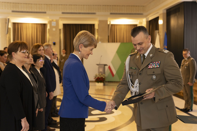Komendant Główny SG wręcza pracownicy KGSG okolicznościowy list z okazji Dnia Służby Cywilnej 