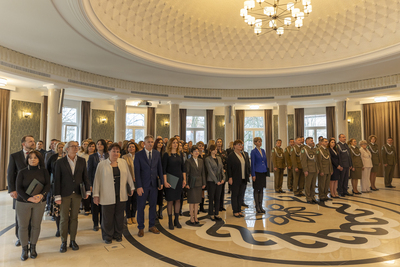 Pracownicy i funkcjonariusze KGSG w czasie uroczystej zbiórki z okazji Dnia Służby Cywilnej w Komendzie Głównej SG 