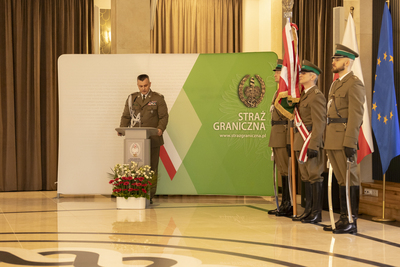 Komendant Główny SG przemawia w czasie uroczystej zbiórki z okazji Dnia Służby Cywilnej 