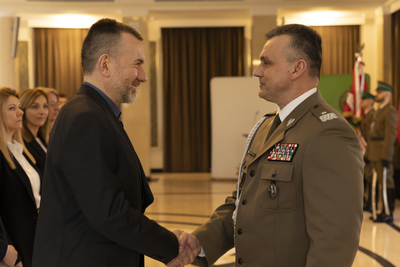 Komendant Główny SG wręcza pracownikowi KGSG okolicznościowy list z okazji Dnia Służby Cywilnej 